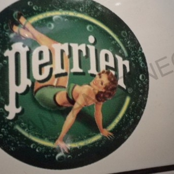 Plaque Email Bandeau Perrier Pin-up Brune Bar des amis - Enamel TIN sign advertising EMAIL