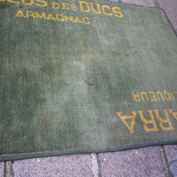 Ancien Tapis de Bar Izzara Liqueur Clos des Ducs Armagnac Apéritif Comptoir Estaminet Bistrot Tapis de Jeux