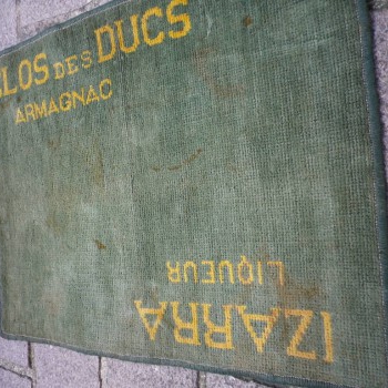 Ancien Tapis de Bar Izzara Liqueur Clos des Ducs Armagnac Apéritif Comptoir Estaminet Bistrot Tapis de Jeux