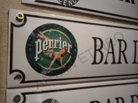 Plaque Email Bandeau Perrier Pin-up Brune Bar des amis - Enamel TIN sign advertising EMAIL
