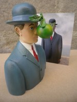 Figurine Magritte "Le fils de l'Homme" POCKET